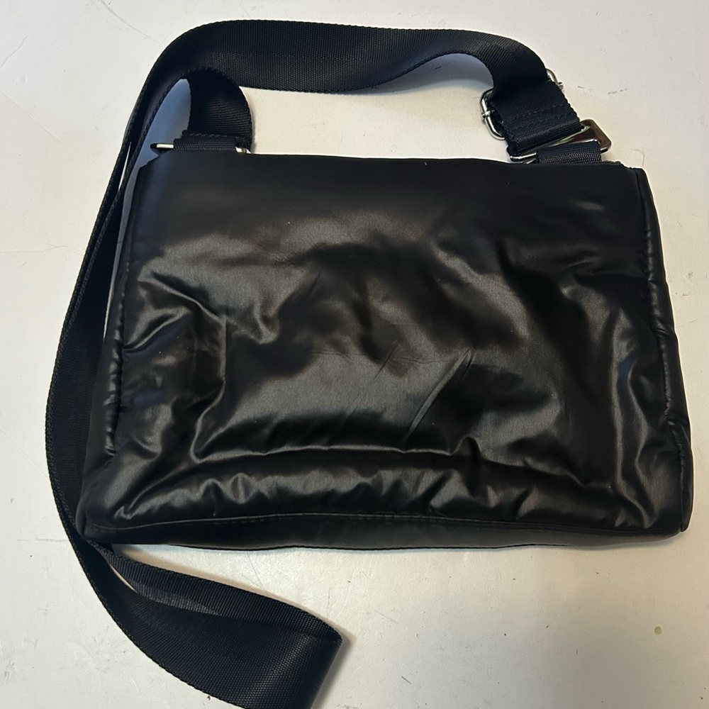 Caraa X Athleta Puffer Black Satin
Lightweight Crossbody Bag - Picture 2 of 6
